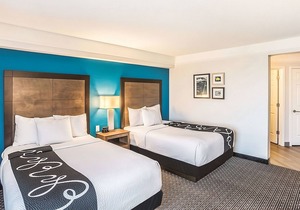 4 Pet-Friendly Units! Free Breakfast, Onsite Pool, Free Parking in Phoenix