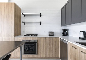 Airy West Loop Studio w/Gym, Pool, Coworking, walk to UIC, by Blueground in Chicago
