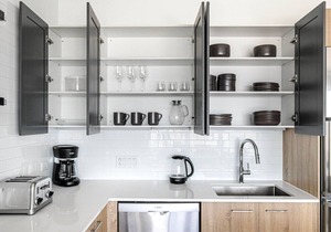 Airy West Loop Studio w/Gym, Pool, Coworking, walk to UIC, by Blueground in Chicago