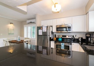 Anna Maria Beach Place #3. Directly Across Street From The Beach With Pool. in Holmes Beach