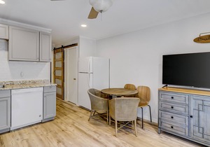 Charming second-floor condo with shared pool & picnic area - walk to the beach in Hilton Head