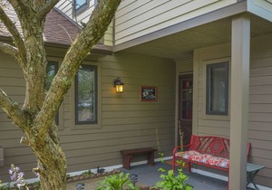 Lakefront Townhome with Community Pool Near Wisp in McHenry