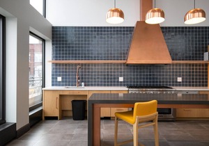 Luxe West Loop Studio w/Gym, Pool, Coworking, walk to UIC, by Blueground in Chicago