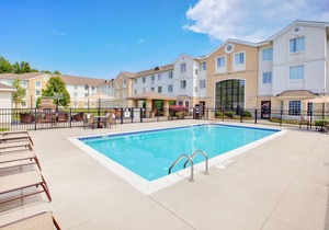 Queen Studio | 24-Hour Business Center, Fitness Center + Free Daily Breakfast in Mayfield Heights