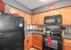 Riverfront Downtown Nashville Condo/Walk to Broadway/2 King Suites/Free Parking