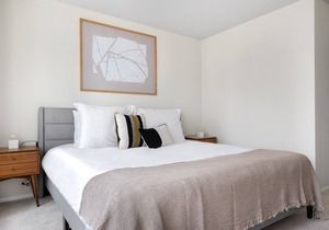 Upscale Lakeview Studio w/ Rooftop Pool near Wrigley Field, by Blueground