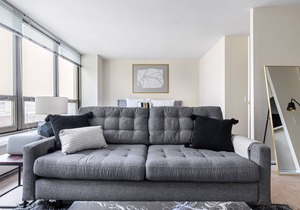 Upscale Lakeview Studio w/ Rooftop Pool near Wrigley Field, by Blueground