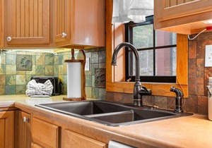 Walk-In 2BR Grand Mountain Cabin with Ozark Views | Sleeps 6