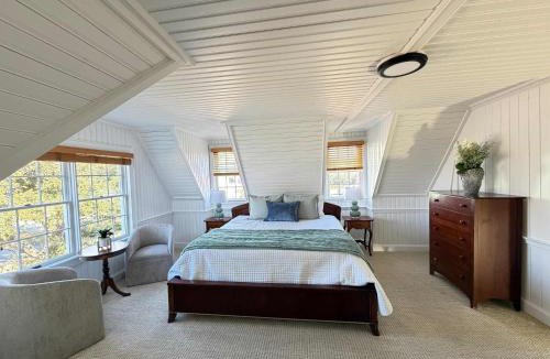 Ocracoke Bed & Breakfast | 06-Harbor Suite at The Castle Inn