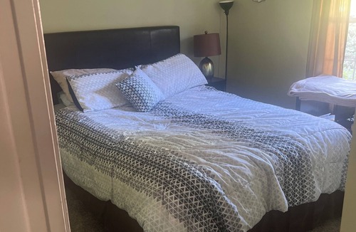 Wayne House | 1/2 hour walk to 500 track, huge outdoor space