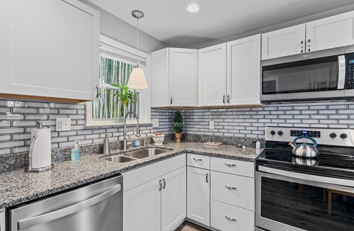 Hendersonville House | 1/4 Mile to Ecusta Trail Firepit 1G Fiber Wi-Fi Bamboo Bungalow