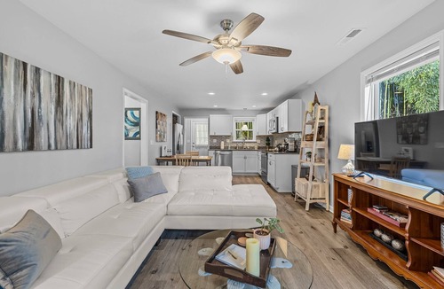 Hendersonville House | 1/4 Mile to Ecusta Trail Firepit 1G Fiber Wi-Fi Bamboo Bungalow