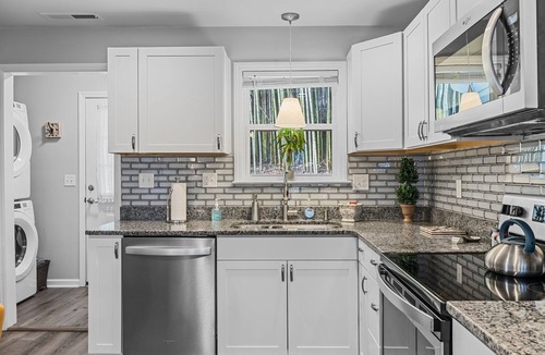 Hendersonville House | 1/4 Mile to Ecusta Trail Firepit 1G Fiber Wi-Fi Bamboo Bungalow