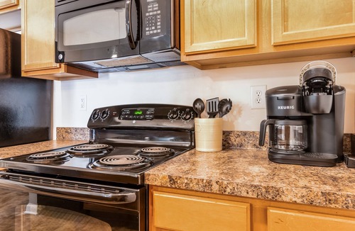 Johnson City Apartment | 1 Bdrm/1 Bath Pool, Gym, Sand Volleyball Court, 10 Mins From Downtown