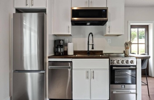 Allons Cottage | 1 Bedroom Anchor Cottage 2 - One bedroom, one murphy bed, one sleeper sofa, with kitchenette