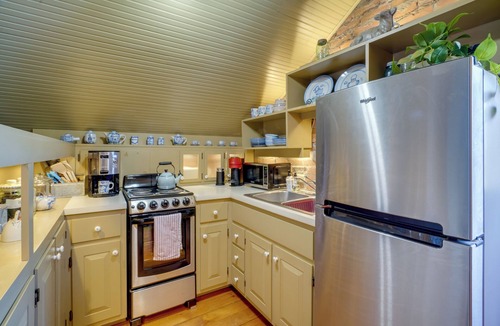 Madison Apartment | 1 Block to Main St: 'Second Street Carriage House'