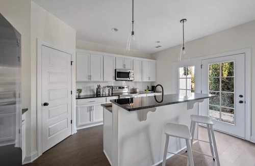 Lakewood Apartment | 1 King 2 Queens Garage Yard Washer Dryer