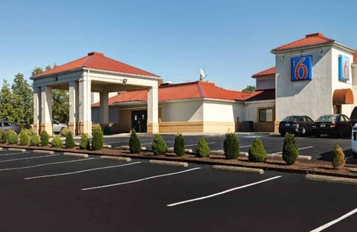 Shepherdsville Apartment | 1 King Bed | Mobility Accessible Tub, Nsmk