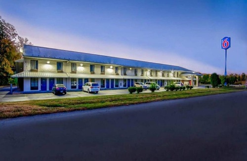 Jeffersonville - Clarksville Apartment | 1 King Bed|Nsmk,Micfridge