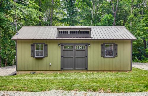 Byrdstown Apartment | 1 Mi to Lake: Charming Byrdstown Retreat w/Deck!