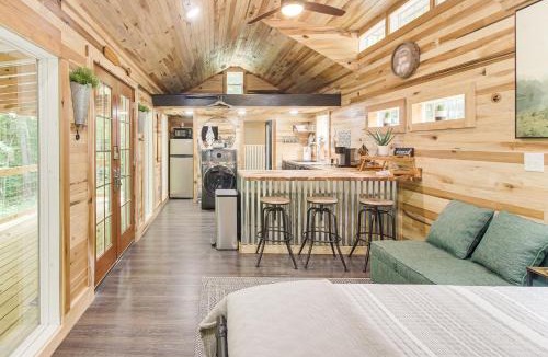 Byrdstown Apartment | 1 Mi to Lake: Charming Byrdstown Retreat w/Deck!