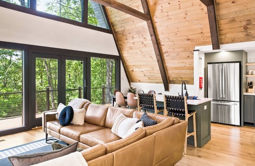 Mount Jackson Ski Chalet | 1 mile to Bryce Resort l 4 BR l Hot Tub l Fire Pit l Game Room