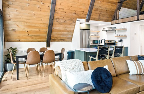 Mount Jackson Ski Chalet | 1 mile to Bryce Resort l 4 BR l Hot Tub l Fire Pit l Game Room