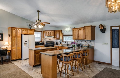 Byrdstown House | <1 mile to marina! King bed, jacuzzi and hot tub with no hidden fees!