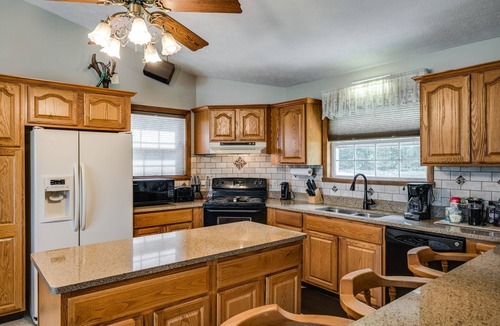 Byrdstown House | <1 mile to marina! King bed, jacuzzi and hot tub with no hidden fees!