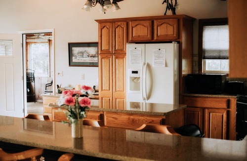 Byrdstown House | <1 mile to marina! King bed, jacuzzi and hot tub with no hidden fees!