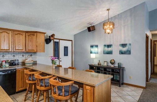 Byrdstown House | <1 mile to marina! King bed, jacuzzi and hot tub with no hidden fees!