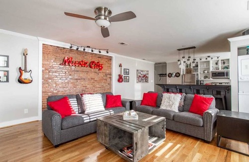 Downtown Nashville Condo | 10 minute walk to bars! FREE parking - Spacious Downtown Condo