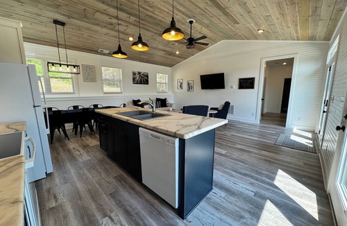 Dry Ridge House | 100 Acre Relaxing Retreat Near ARK- The Cabin