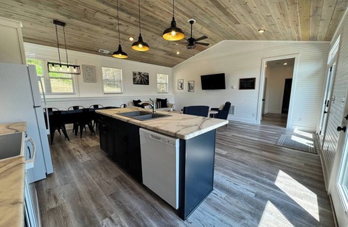 Jonesville House | 100 Acre Relaxing Retreat Near ARK- Four Houses Sleeps 36!
