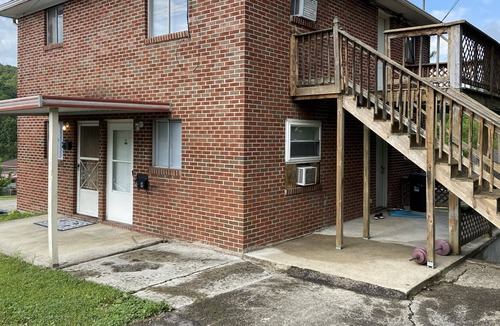 Kilsyth House | 14 B North Grimmett. Traveling Nurses Welcome.