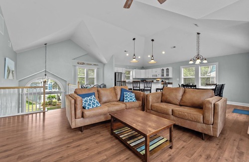Monteray Shores House | 1535 - Captain Jack's - Spacious Soundfront Escape for 16 w/Pool