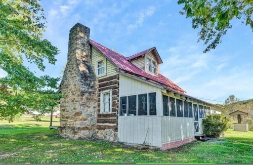 Burnt Chimney Cabin | 1800s Cabin Pond, Paddle Boat Near SML & Roanoke