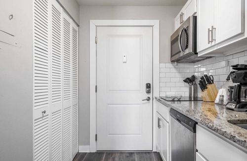 Chatham-Arch Apartment | 18BR 17BA Combined Apartments close to Lucas Oil Stadiom