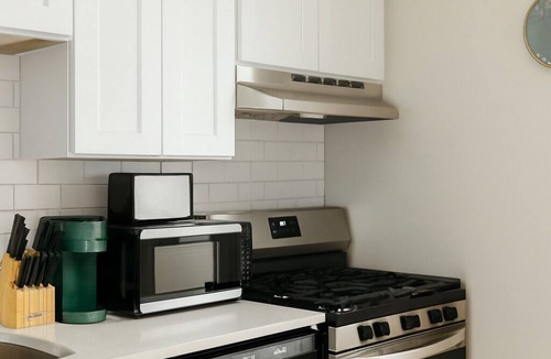 Des Plaines Apartment | 1BR Modern Retreat w/Free Parking Near Airport