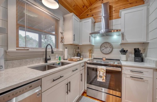 Unaka Cabin | 2/2 creek front peaceful cabin with Fiber optic WiFi and bonus room