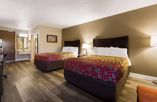 Perry Hotel | 2 Accommodations near Georgia Artisan Center | Free Parking | Pet Friendly