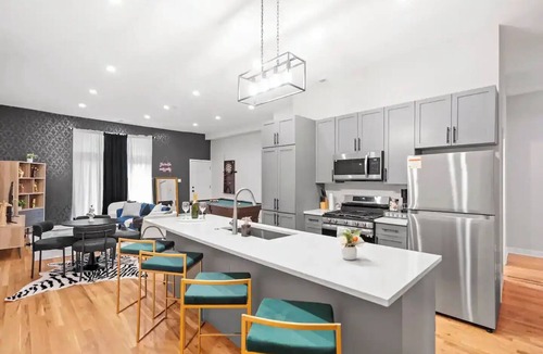 Bucktown Apartment | 2 BD 2 BA Bucktown Safari Flat