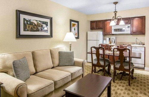 Williamsburg Condo | 2 BDRM SLEEPS 6 HISTORIC PATRICK HENRY SQUARE INDOOR SALTWATER POOL, 24 HOUR GYM
