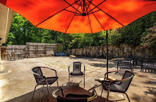 Louisville House | 2 Bed 1 Bath Private Suite Funky Bunch TYSUT