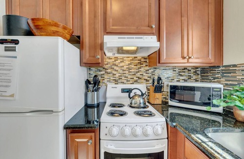 West End Apartment | 2 Bedroom 1 Bathroom 1 mile from Broadway!