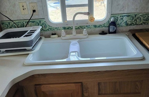 Albany House | 2-bedroom 37 ft. Camper near Grider Hill Marina on Lake Cumberland