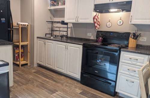 Mount Airy House | 2-Bedroom Farmhouse- A Retreat with Close by Amenities - Wi-Fi & AC