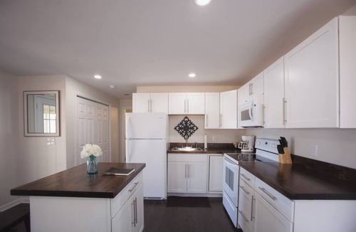 Brookport House | 2 Bedroom Lakefront Cabin with Hot Tub!