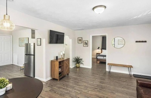 Augusta Cottage | 2-bedroom modern cottage in Augusta with outdoor patio seating and dining