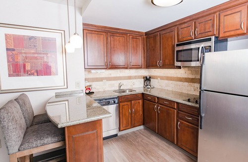 Wilmington Condo | 2 Bedroom | Pool. Free Breakfast. Gym.